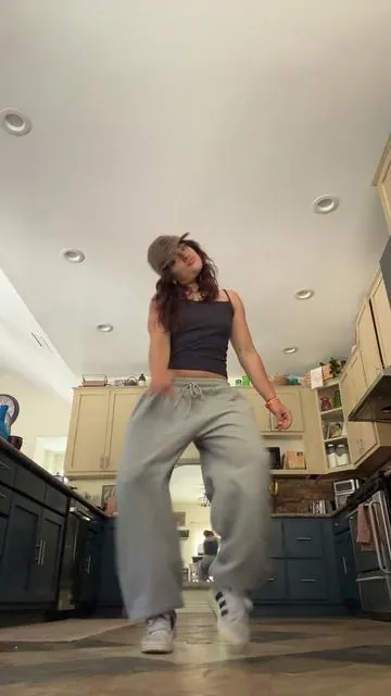 her and those damn sweatpants (my dc ayeee!!!)
