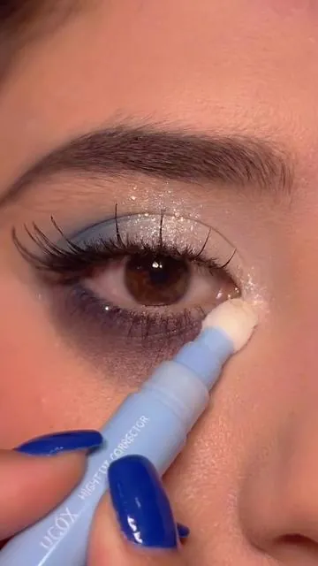 Este pequeño tubo azul contiene magia.#concealer #makeup #darkcircles #eyebags #fyp 
