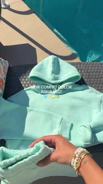this is my fav color yet 🤩🤩 5’4 wear a medium in the hoodie & small in the shorts and sweatpants ☁️
