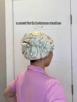A satin-lined shower cap that actually fits all the hair and protects it from moisture and frizz 🧖🏻‍♀️ #showercap #DealsForYouDay #tiktokshopcreatorpicks #tiktokshopdealsforyou #haircare @Kitsch Satin-Lined Shower Cap That Fits All Hair Lengths A satin-lined shower cap that actually fits all the hair and protects it from moisture and frizz. Designed for long, thick hair and extensions, this luxury shower cap combines a waterproof exterior, wire boning at the top, and a smooth satin interior to reduce friction and prevent frizz or damage. The structured boning helps the cap keep shape over large volumes of hair so you don’t have to squeeze your hair into a tight ponytail or bun before putting it on. 
