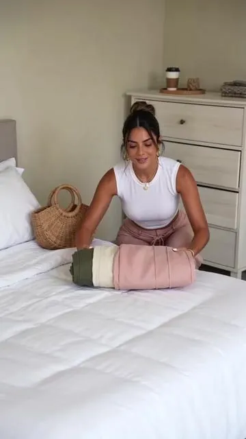 Pantalón verde oliva de corte ancho con cintura elástica y cordón regulable. Detalle de costuras verticales delanteras y bolsillos traseros funcionales, tela fresca y ligera. El básico casual que combina con todos tus tops para paseos, compras y salidas diarias. #ModaFemenina #PantalonesTiroAlto #EstiloCasualMX #RopaComodaMujer #LookUrbano #PantalonesAnchosMujer #OOTDMexico #VerdeOlivaModa #OutfitDiario #TendenciasRopa