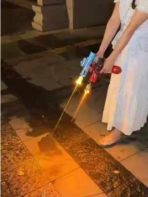 This cool electric water gun can fascinate all children#childrentoys #cool#tiktokshop #electricwatergun #waterguntoy 