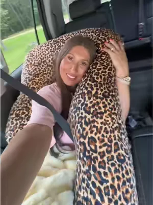 Because neck cramps are not part of the road trip aesthetic.👸🏻 This is size 58. Couple different color options available✨ #passengerprincess #passenger #roadtrip #LifeHack #dealsforyoudays 
