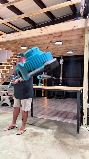 It’s nice being able to have a pole saw and pole blower combo. #tiktokshopdealsforyou #tiktokshopsummerturnup #guttercleaning #polesaw #yardcleanup 