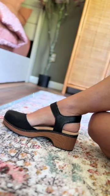 Cute and comfortable and going to be a fall closet staple shoe! 👞 Clark’s leather platform clogs! Sizes are going quick! So make sure to grab the size you need before it sells out! 🍂🖤 #clarksclogs #clogs #platformshoes #qvc 