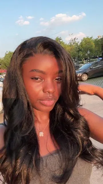 [NEW ARRIVAL] This 90s kinky striahgt wig is sooooo natural🤎👑💅🏾🛍️#luvmehair #blackgirlmagic #kinkystraight #gluelesswig #90svibe#summerwig #longwig #midyearsale #dealsforyoudays