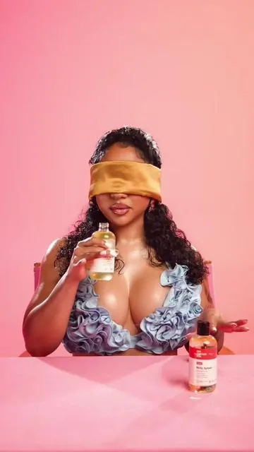 Santal Driftwood is one of my faves out of the new scents from Her Fantasy Box! There’s seven more to choose from! #BodyOil #BodySplash #HerFantasyBox #DealsForYouDays #ari 