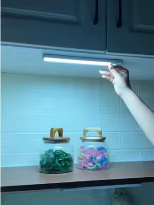 Barato, pero sorprendentemente potente.#ledlights #sensorlight #kitchenlighting #tiktokshopmademebuyit #KitchenHacks 