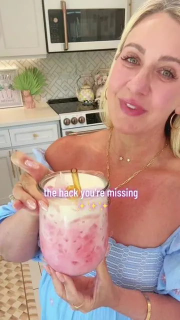 Make your pink drink at home - except this pink drink has benefits! #pinkdrink #pinkdrinkathome #refresherdrink #proteindrink #dealsforyoudays @Javvy 
