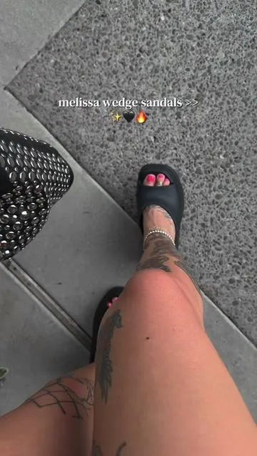 Comfort is next level 😮‍💨🖤 @Melissa Shoes #summersandals #wedgesandals #platformsandals #altgirl #darkaesthetic 