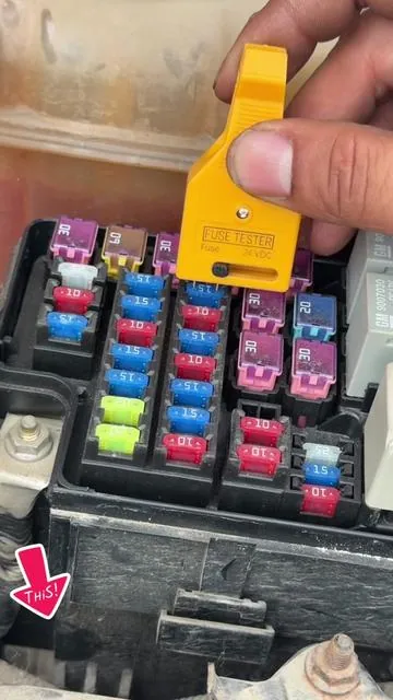 My car's stereo isn't working—it's definitely this part's fault. #tool #fathersdaygift #TikTokHolidayHaul #fusetesting #fusepuller 