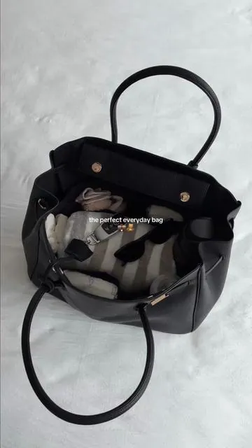 the best everyday tote / diaper bag 🍼 the quality & space are unreal. everything actually fits!! ✨ #everydaybag #momlife #packwithme #bagsoftiktok #contentcreator 