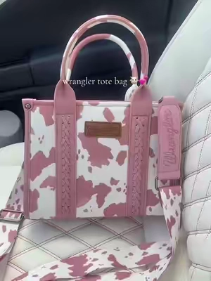 i’m in love with the cow print wrangler tote in this color 🫶 #wrangler #totebag #purse #wranglertote #westernfashion 