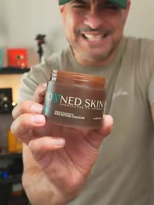 Crowned Skin Reign es una crema corporal con aroma masculino fresco y náutico que combina notas cítricas, un toque de cuero y un aire a brisa de mar. Su textura batida deja la piel suave y nutrida con manteca de karité, manteca de mango y aceite de jojoba. Al vivir en la piel, el aroma dura todo el día sin evaporarse como una colonia normal. Funciona como hidratante y fragancia en uno, ideal para uso diario, oficina o salidas. Viene en presentación de 4.4 oz lista para regalar o para consentirte. #DealsForYouDays #cremacorporal #aromamasculino #pielsuave #fraganciahombre 