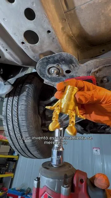 ¿Y si te dijera que esta herramienta puede aflojar incluso un perno barrido sin ningún esfuerzo? No te lo vas a creer. Olvídate de cargar con esa caja de herramientas tan pesada; con esta sola te basta. Es el dado universal que todo garaje debería tener este 2027.¡Una ganga total, y por este precio el envío es gratis! #fathersdaygift #lifehack #musthaves #tooltok #mechanicsoftiktok