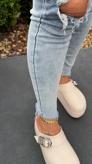 @Crocs just dropped the Dylan Buckle Platform Clog and these Dylan Clogs in Cocoa Cream are EATINGGGGG!  #crocs #clogs #crocsdylanclog #platform 
