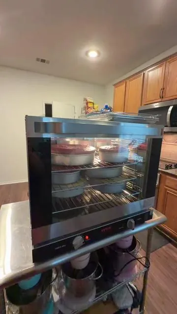 horno convencional de 66 litros. Su gran capacidad es ideal para hornear pizzas, pan, pasteles, galletas, carnes y mucho más, con resultados uniformes y deliciosos. #DealsForYouDays #SummerGarden #CountertopOven #Baking #KitchenEssentials