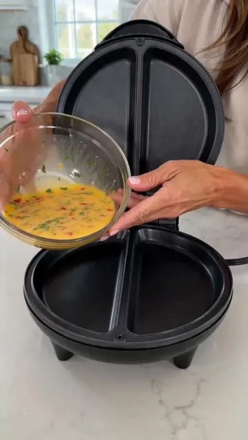 ¿Te encanta el desayuno pero te falta tiempo? 🍳 Con el Elite Gourmet Dual Omelet & Frittatas Maker, preparar tus platos favoritos es súper sencillo. Crea deliciosos omelets y frittatas para ti y tus seres queridos sin complicaciones. Es perfecto para esos días ajetreados o para un brunch especial en casa. ¡Una adición práctica para tu cocina! Tap to shop y haz tus mañanas más deliciosas. #OmeletMaker #FrittataFacil #DealsForYouDays #AIGC #Moras