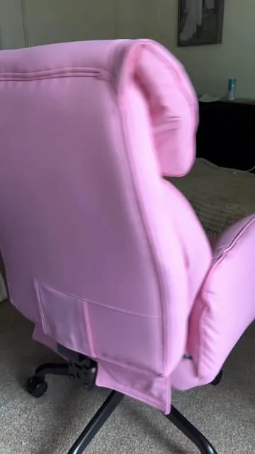 When i saw it came in pink i immediately added it to my cart✨ ✨90 to 135 degree recline ✨Dual side pockets ✨Swivel 180 degree arm rests ✨Leg Rest ✨Big & tall friendly #booktok #crisscrosschair #oversizedchair #gamingchair #officechair @Dowinx.Furniture 