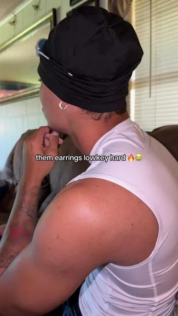 and they shine too ✨ 🔥 #menearrings #hoopearrings #menjewelry #diamondearrings 