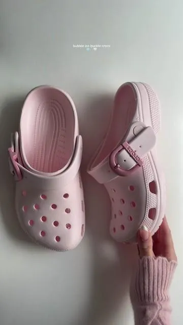 #crocs #pinkgirly #pinkcrocs #pinkaesthetic #pilatesprincess 