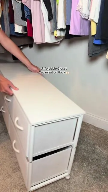 The way these created instant organization 🙌🏻🙌🏻 #closetorganization #closetorganizationhacks #homefinds #affordablestorage #dresser 