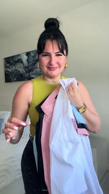 Renueva tu estilo con este paquete de camisas de manga corta, ligeras y transpirables. Perfectas para el verano, vacaciones, reuniones o cualquier ocasión casual. Combinan comodidad, elegancia y versatilidad para que siempre luzcas impecable. #ModaHombre #CamisaHombre #CamisaMangaCorta #RopaDeHombre #DealsforYouDays   