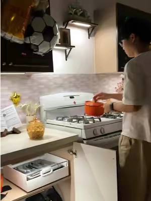 Barato, pero sorprendentemente potente.#ledlights #sensorlight #kitchenlighting #tiktokshopmademebuyit #KitchenHacks 