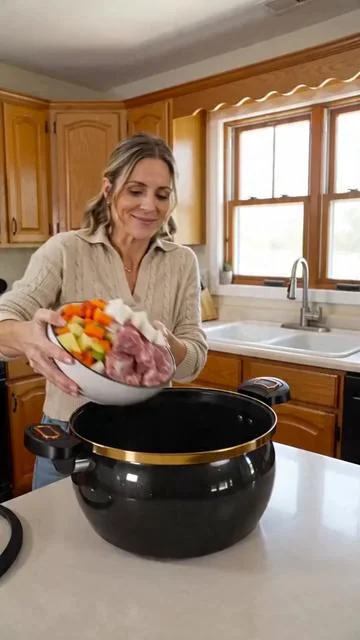 POV: You dump veggies in this pot & it’s *chef’s kiss* 🍲🔥 Non-stick, twist-lock handle = game over for slow cooking! #DealsforYouDays #KitchenHack #CookingEssentials #TikTokMadeMeBuyIt #FYP #SummerWins #DealsForYouDays