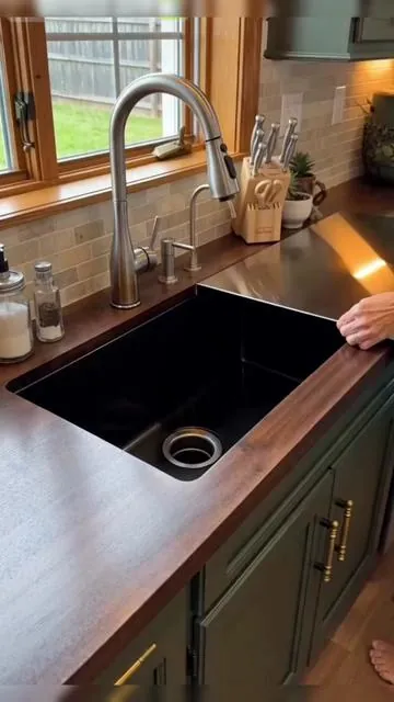 This stainless steel board has become the primary work surface in my kitchen. I use it for all my food and meal prepping.#stainlesssteel #cuttingboard #noplastic #kitchenessentials #plasticfree 