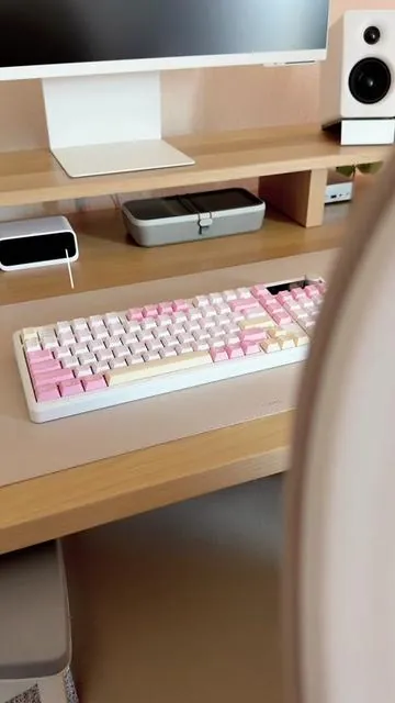 POV: your keyboard is brighter than your mood… and somehow fixes both ☀️💖 #keebtok #mechanicalkeyboard #creamykeyboards #epomaker #cozydesksetup @Epomaker Keyboard 