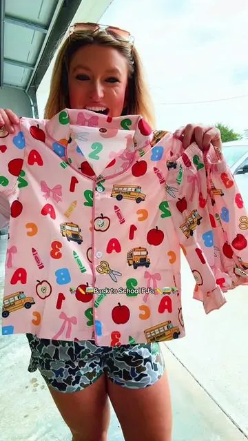 How stinking cute 📚✏️🚌🍎 and they have blue ones for the boys 🙌🙌#pajamas#kidsoftiktok#backtoschool#momtok