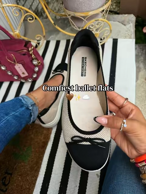 Super comfy and comes in cute colors this time. Easy everyday flat for work, dinner, or to run errands✨ #skechers #skechersshoes #balletflats #flats #dealsforyoudays 