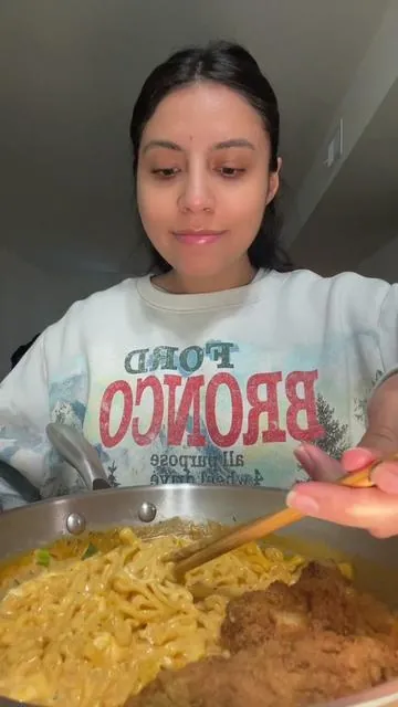 Creamy Carbonara Buldak Mukbang 🍜🤤🔥 highly recommend it!! #creamybuldak #buldak #spicynoodles #mukbang #foodie 