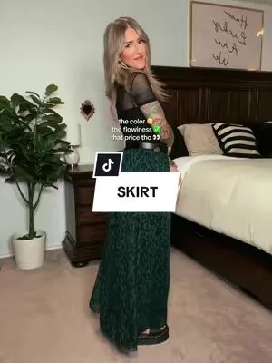 I’m 5’3” 135lbs wearing a medium. Size up if in between sizes. Also comes in brown! #skirt #flowyskirt #leopardprint #maxiskirt #maxiskirtoutfit 
