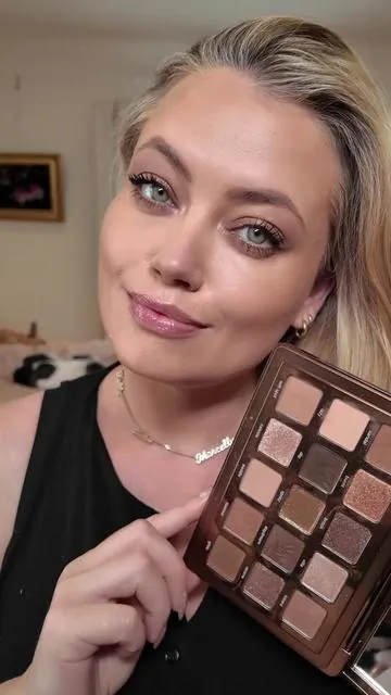Aussie girl makeup just got a glow up @Natasha Denona #natashadenona #natashadenonatanpallette #aussiegirlmakeup #bronzeeyeshadow 