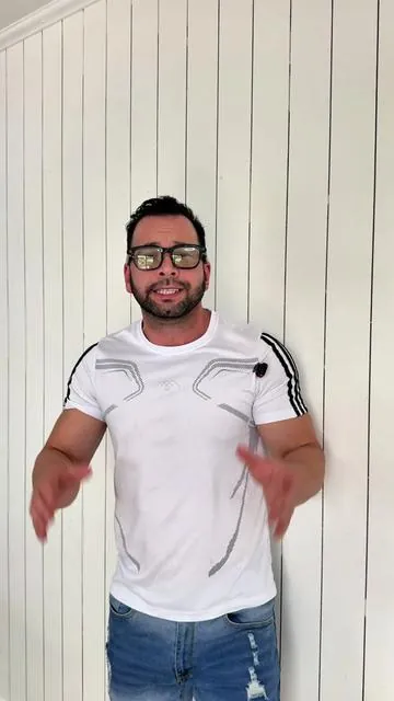 Me gustó usar estas gafas inteligentes porque combinan un diseño negro tipo lentes con funciones muy prácticas para grabar y explorar lo que tengo frente a mí. Lo que más me llamó la atención es la cámara POV de 8MP, con video 1080P a 30fps y estabilización por software, pensada para capturar desde mi punto de vista sin usar las manos. También se muestra como asistente de voz con IA y reconocimiento de objetos, incluso identificando un perro en pantalla, así que lo veo útil para preguntar, reconocer y registrar momentos de una forma discreta y moderna. Además, puede haber ofertas o descuentos disponibles en TikTok Shop. #FathersDayGift #DealsforYouDays #TikTokShopDealsforYouDays #SmartGlasses #AICamera