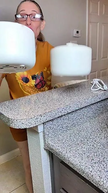 Construcción duradera: Equipado con con un acabado blanco mate / crema y revestimiento cerámico para un uso duradero. Diseño compacto: Ideal para cocinar en espacios reducidos con sus dimensiones aerodinámicas. Interior De Cerámica Antiadherente: Garantiza una fácil liberación de alimentos y una limpieza sin esfuerzo. Manijas de tacto frío: Mejora la seguridad durante el uso y el manejo. Opciones De Cocina Versátiles: Cuenta con dos configuraciones de temperatura, 300F y 350F, adecuadas para varios platos. Prácticas características de la tapa: Incluye una tapa de vidrio templado con un asa que se mantiene fría y una bandeja de vapor desmontable. #ollaelectricapequeña #cocina #tiktokshop #paratiiiiiiiiiiiiiiiiiiiiiiiiiiiiiii #DealsforYouDays 
