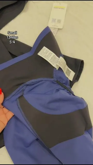 Estos leggings lo tienen TODO. 🤍 Su tela es suave, elástica y súper cómoda, moldea la figura, realza el 🍑 y cuenta con bolsas laterales para mayor practicidad. Perfectos para el gym, caminar o usarlos todo el día. ¡Una vez que te los pongas, no vas a querer usar otros! 💕 #Leggings #GymOutfit #ModaDeportiva #TikTokMadeMeBuyIt