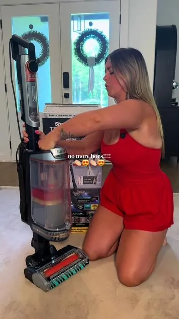 An upright, a stick, and a handheld all in one 👏🏼😍🫧 plus the extra features are insane!! @Shark Home #sharktransformer #sharkvacuum #cleaninghack #uprightvacuum #tiktokshopnewarrivals 