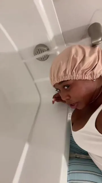 This WATERPROOF SHOWER CAP protects your Silk Press, Wigs, Natural Hair & Extensions from water and steam while you shower or take a bath keeping your hair protected, fresh, and intact. - - - #waterproof #showercap #waterresistant #bonnet #showertok