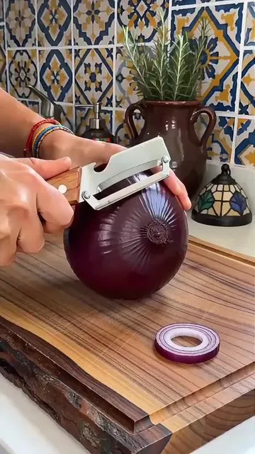 Pela la cáscara muy delgadita para no desperdiciar pulpa, y se limpia fácilmente solo con un chorro de agua. #tiktok #tiktokshop #dealsforyoudays #summervibes #tiktokshopholidayhaul 