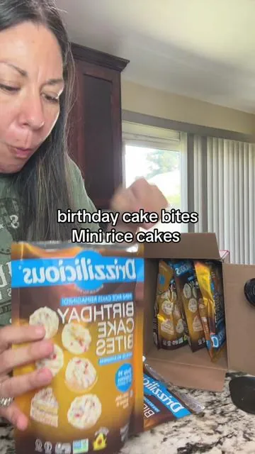Once I start it’s real hard to stop. These Drizzilicious birthday cake bites are easily my favorite guilt free snack. 10/10 such a good flavor. Mini rice cakes have never tasted so good. #drizzilicious #miniricecakes #ricecakes #dealsforyoudays  #lowcaloriesweets 