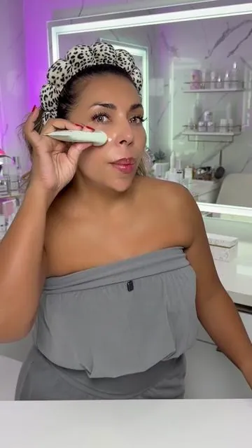 Cuida tu piel todos los días con Mistine UV Defense SPF 50+. Su fórmula mineral con zinc ayuda a proteger la piel de los rayos UVA y UVB, mientras ingredientes como extracto de arroz rojo, vitamina E y pantenol aportan cuidado e hidratación. Su textura ligera deja un acabado cómodo, ideal para pieles sensibles y de uso diario. Protección y cuidado en un solo paso. #summeressentials #sunscreen #dealsforyoudays #mistine #spf50 @MISTINE SKINCARE 