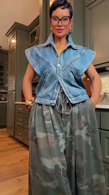 SIZE MEDIUM 🩵 Vintage Collared Denim Vest.  #denimvest #vest #denimoutfit #denim #denimvestoutfit