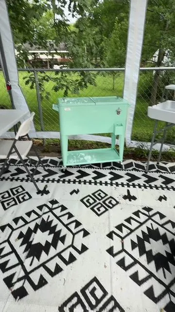 Future cake pop business owners of just for people like me who don’t want to bend over to grab a drink from the cooler . This rolling colloler is perfect  #cakepopdrama #rollingcooler #cooleronwheels #eventhosting #outdoorevents 