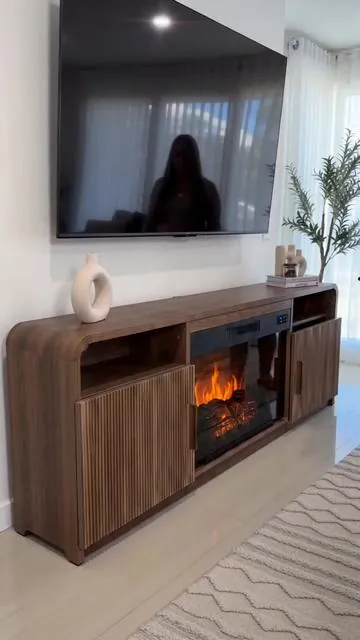 ¡Transforma tu sala con el centro de entretenimiento AMERLIFE! 🤩 Este mueble de TV moderno con diseño acanalado es perfecto para pantallas de hasta 80 pulgadas. Incluye una chimenea eléctrica de 30 pulgadas para crear un ambiente súper acogedor y gabinetes de almacenamiento para tener todo en orden. Dale ese toque elegante y funcional que tu espacio necesita. Toca para comprar el tuyo y mejora tu living. #muebleTVmoderno #chimeneaelectrica #DealsForYouDays #AIGC #Moras