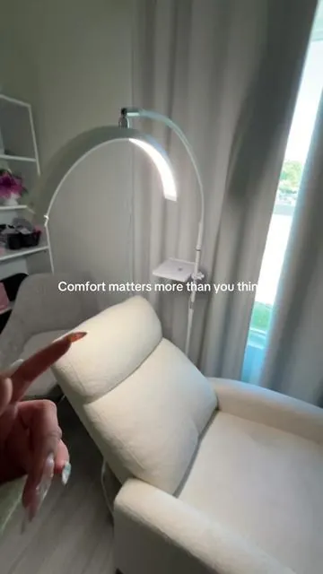Flat lash beds aren’t the only option anymore. Comfort matters for both you and your clients, and this setup can make a huge difference #LashRoom #LashStudio #LashTechTips #BeautyStudio #SalonSetup 