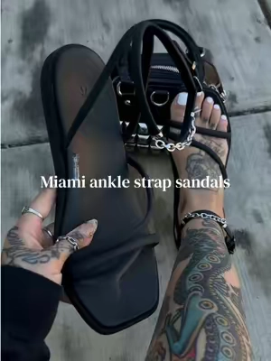 I even added my own crocs chains 🥰🖤 @Crocs #crocs #altoutfits #altmom #crocsnewarrivals #comfysandals 