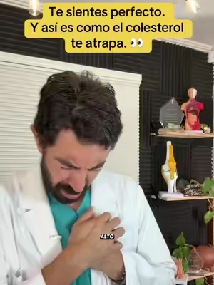  El colesterol alto no duele, no avisa, no da síntomas — te puedes sentir perfecto mientras se acumula en tus arterias en silencio. Por eso es tan peligroso. Como Nurse Practitioner te explico algo que casi nadie sabe: no todo el colesterol viene de lo que comes, una parte la fabrica tu propio hígado solo. Por eso hay personas que comen bien y hacen ejercicio y aun así les sale alto — no es culpa suya, es genética y el hígado produciendo de más. La dieta sola no siempre es suficiente. Por eso me gusta el SNAP Cholesterol Health, que trabaja por las dos rutas: beta-sitosterol (intestino, apoya menor absorción del de la comida), berberina (apoya la enzima AMPK, ligada al que produce el hígado) y cardo mariano, ajo y alcachofa (apoyan al hígado). Apoya niveles saludables en personas sanas, sin receta. Hazte tus análisis y decide con tu médico. Encuéntralo en el carrito 🛒 y si tienes preguntas, ponmelas en los comentarios y yo te ayudo.  #Colesterol #SaludCardiovascular #TikTokShopCreatorPicks #CreatorSearchInsights #BetaSitosterol